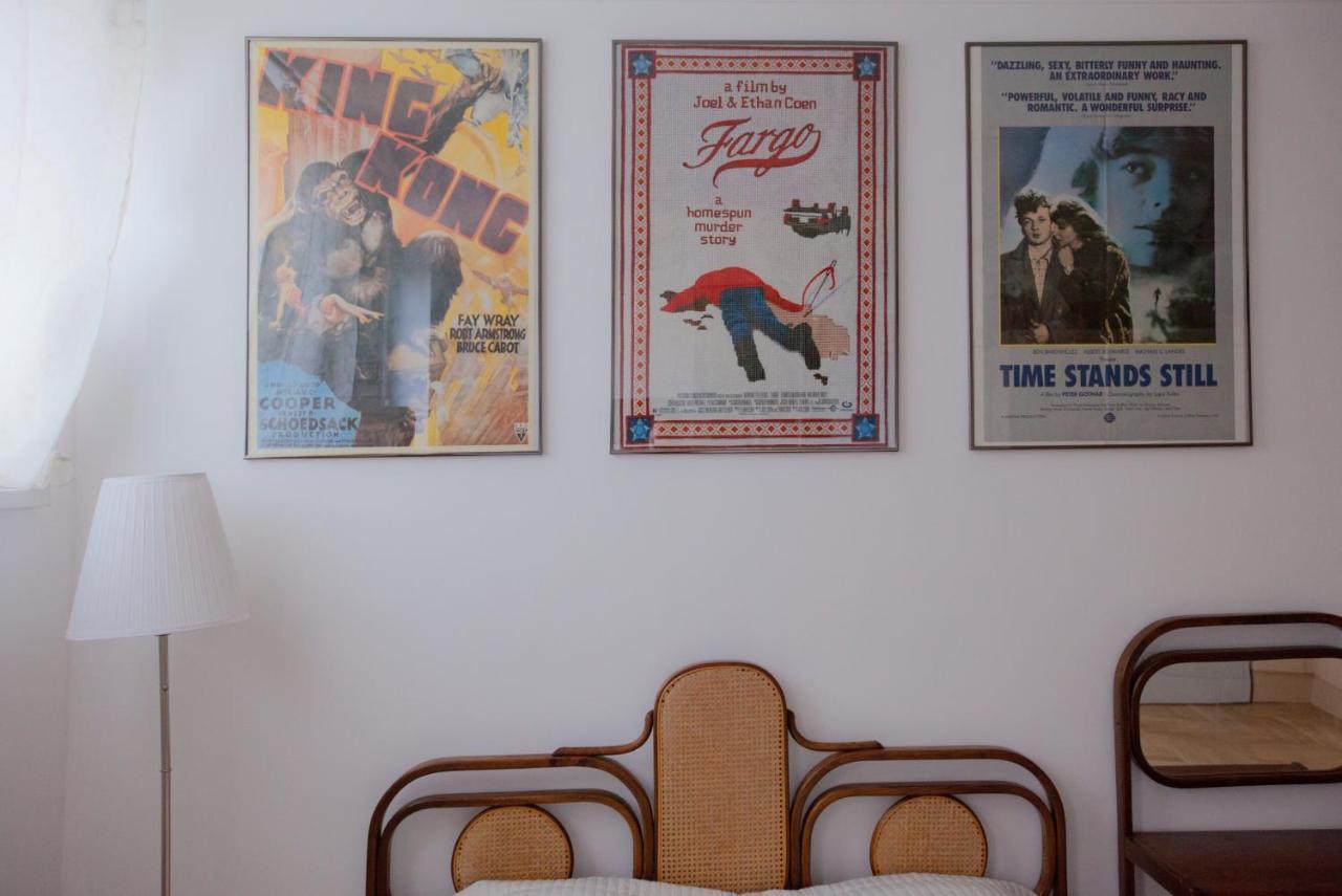 Film Poster Or Coffee Basement Apartman With Terrace Appartement Boedapest Buitenkant foto